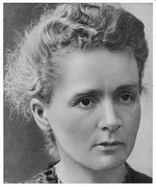 Imagem 1 Marie Skłodowska Curie Em fevereiro de 1898, estudando o urânio, Marie Curie investigava se o cobre e o ouro também tinham a mesma propriedade de emitir raios.