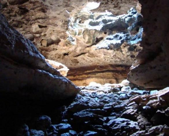 Essa caverna apresenta cinco níveis horizontais, onde os níveis mais rasos em sua maioria apresentam galerias e salões mais amplos, possibilitando acesso fácil (Figura 2-B).