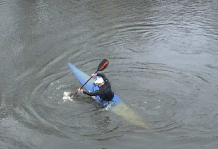 C2- Pivô lado favorável. a)-barco bem equilibrado. b)-rotação completa do tronco, empurrando o remo para fora do barco. Ampla varredura o homem da proa e ampla reversa o homem da popa.