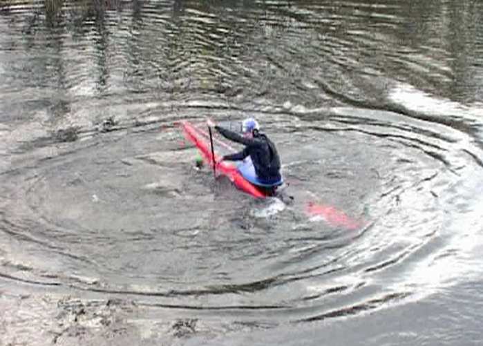 PIVO (PIVOT) COM LEME DE PROA a)-forte rotação do tronco para o lugar a ser realizado o giro, olhando para trás. b)-inserir a pá na água um pouco atrás da linha do quadril e estabilize o barco.