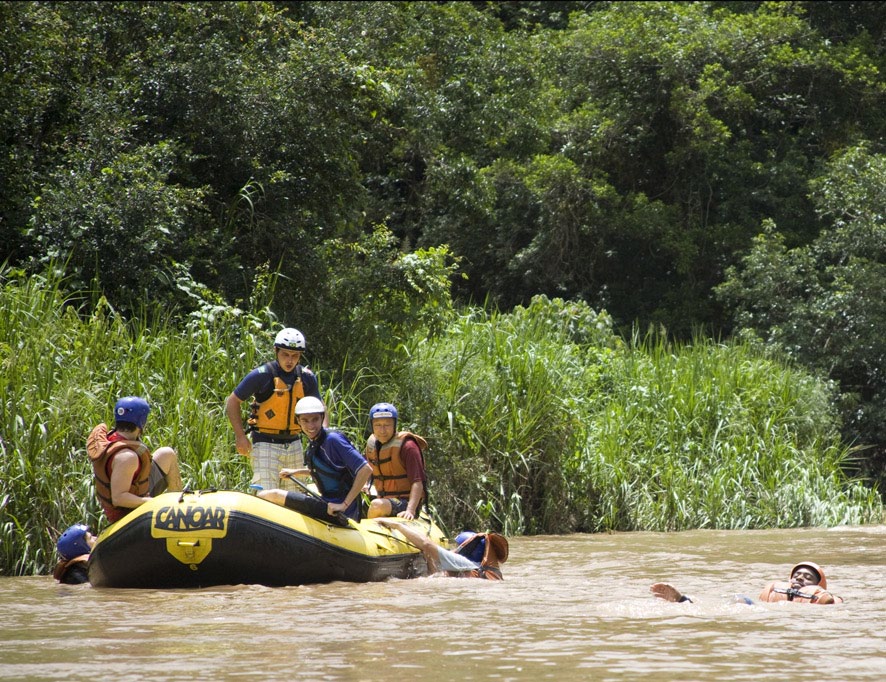 Atividades Lúdicas Surf O desafio é encaixar o bote em um refluxo do rio e surfar na onda, que dá grandes banhos nos participantes.