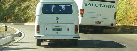 A EQUAÇÃO 1 anterior considera que a velocidade do veículo na curva é constante. Porém nas curvas descendentes a aceleração da gravidade provoca aumento da velocidade.