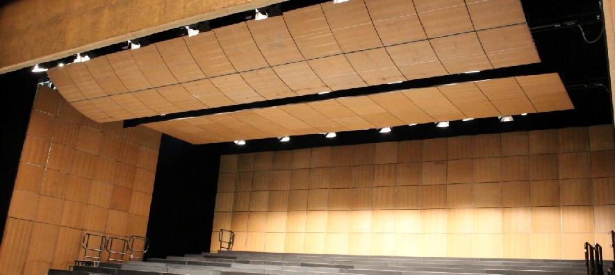 FOSSO DE ORQUESTRA Existem 2 elevadores no fosso de orquestra que podem ser descidos até ao nível da plateia para acomodar mais 3 filas adicionais de cadeiras (69 lugares).