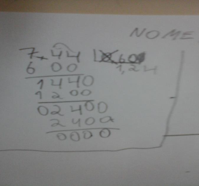 Figura 4: Bolsista revisando o conteúdo com os alunos. Figura 5: Divisão incorreta.