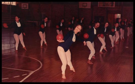 27 Foto 06: Demonstração de Ginástica Moderna no aniversário ESEF/IPA, ano de 1972 Fonte: Acervo Centro de Memórias do Esporte da ESEF/UFRGS Sobre esse evento, as entrevistadas afirmam que, * + então