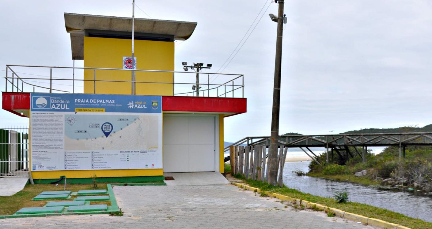 A Fortaleza de Santa Cruz do Anhatomirim atrai milhares de turistas por ano; A Praia de Palmas recebeu o Selo de Certificação Internacional Bandeira Azul para temporada 2015-2016 e