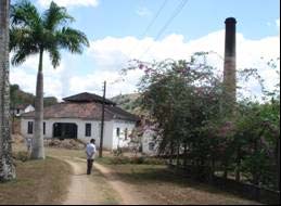 propriedades, além da implantação da estrada de ferro, que a partir de 1900 se estende apenas até os municípios vizinhos de Guarabira e Alagoa Grande (ALMEIDA, 1958: 104), dificultando o escoamento