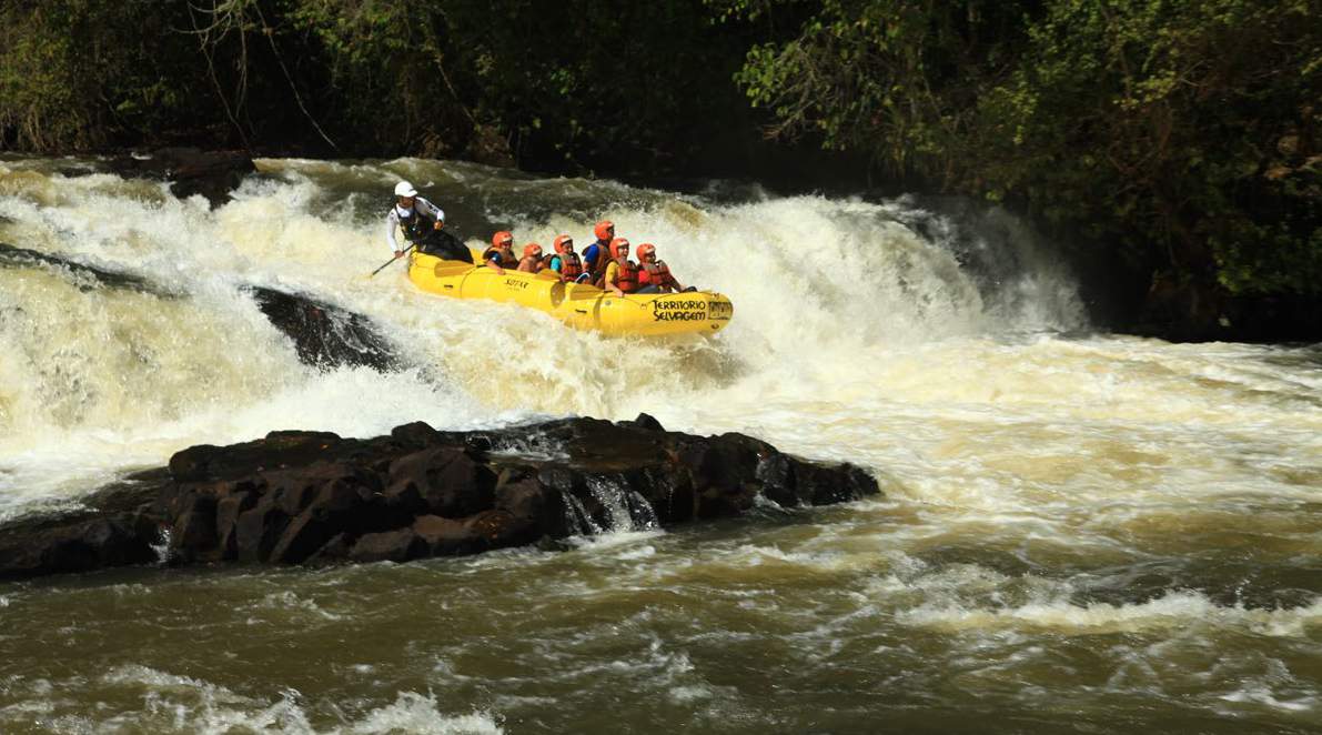 Definição O rafting consiste na descida de rios em botes infláveis. Os participantes remam conduzidos por um instrutor, responsável pela orientação do grupo durante o percurso.