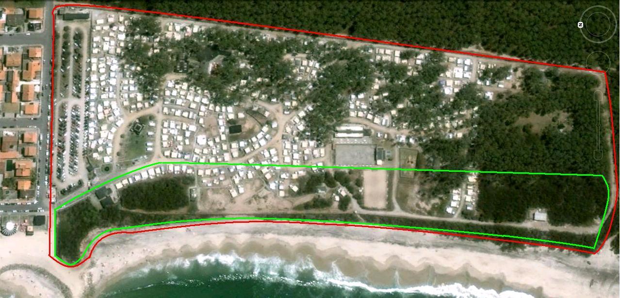 Fig.14 - Relocalização (vermelho) e criação de zona tampão (verde), no parque de campismo de Cortegaça (Veloso Gomes, 2009 modificado) As únicas infraestruturas fixas são as do próprio parque, sendo