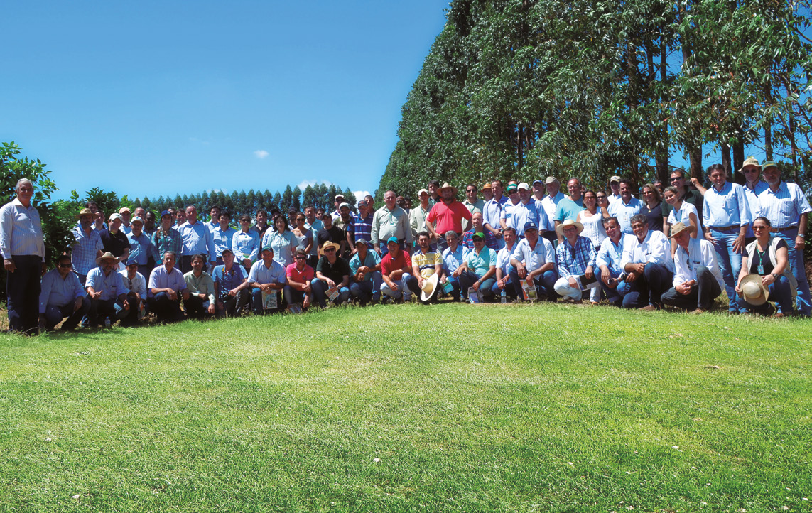 DIA DE CAMPO Mais de 70 citricultores e engenheiros agrônomos paulistas visitaram os experimentos no Paraná CARAVANA CONTRA O CANCRO CÍTRICO Fotos: Fabiana Assis/ Fundecitrus Dezenas de citricultores