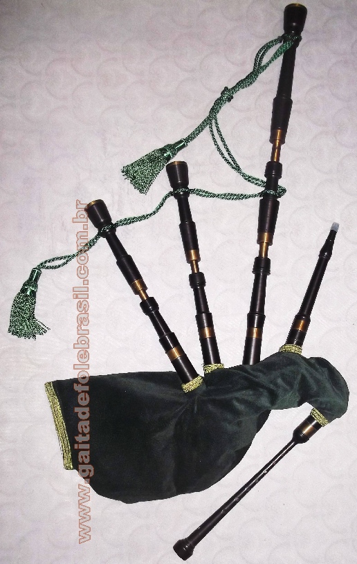 Gaita-de-Fole das Highlands Great Highland Bagpipe (escocesa) Gaita GHB 2 Modelo Antique Style Igual ao modelo GHB 1 acrescido de anéis metálicos Valores: R$ 1990,00 parcelado em 3 vezes sem juros no