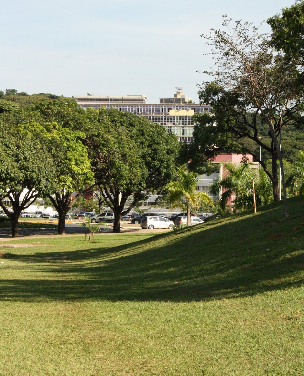 Vista desde o terreno, com o edifício da