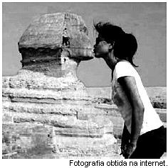 d) 5,6 metros. e) 7,04 metros. 19. A fotografia mostra uma turista aparentemente beijando a esfinge de Gizé, no Egito.
