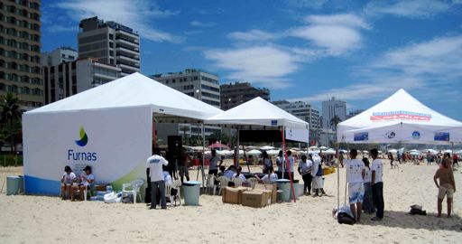 O que importava era a distribuição das sacolas com plástico reciclado para os freqüentadores da praia, barraqueiros e a adesão