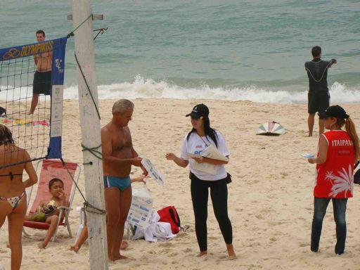 Na praia do Pepê aconteciam dois campeonatos de surfe. Um deles, com o Dadá Figueiredo, e o outro promovido pela Skol. Ambos aderiram também a essa iniciativa pioneira e exemplar!