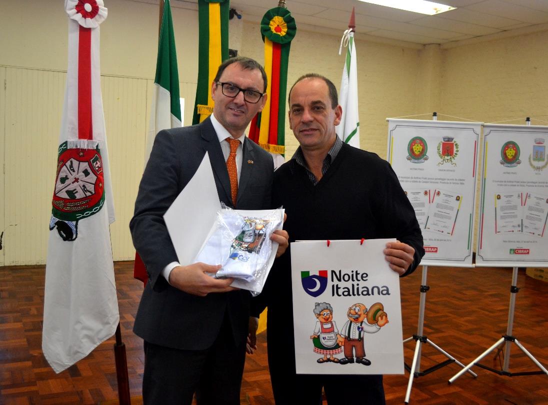 Nelson Marcon, Presidente da Câmara de Vereadores de Antônio Prado, representando o Presidente da Coprado, Sadi Macagnan, presenteou o Cônsul com vinhos da cooperativa de Antônio Prado, que também