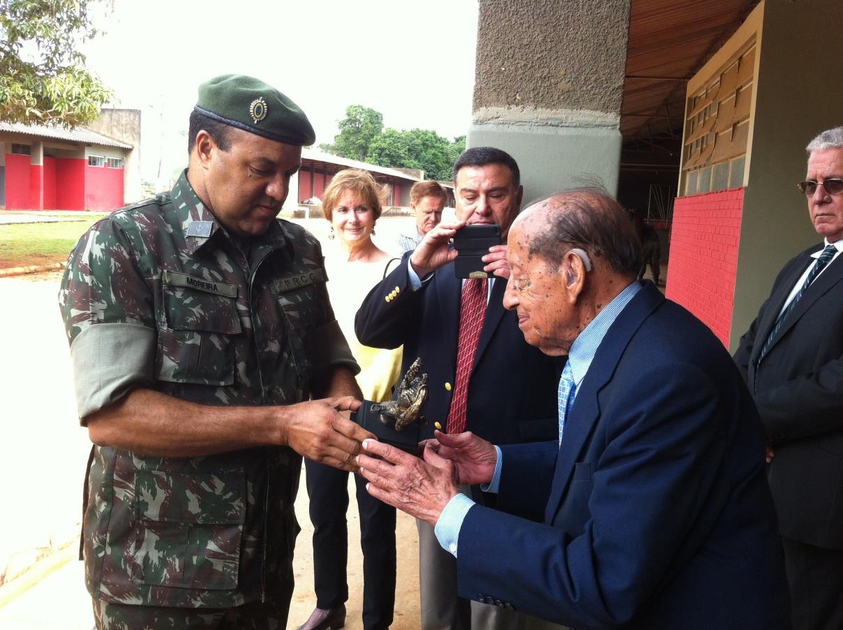 O Prof. Milton e a Dra. Carlson receberam das mãos do Ten. Cel.