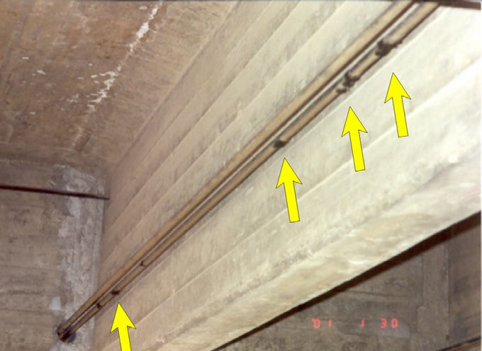 Encontro Nacional Betão Estrutural 2004 4 Figura 3: Infiltrações e deterioração do perfil de apoio da laje do separador central - Deterioração das ancoragens do pré-esforço das carlingas (Figura 4):