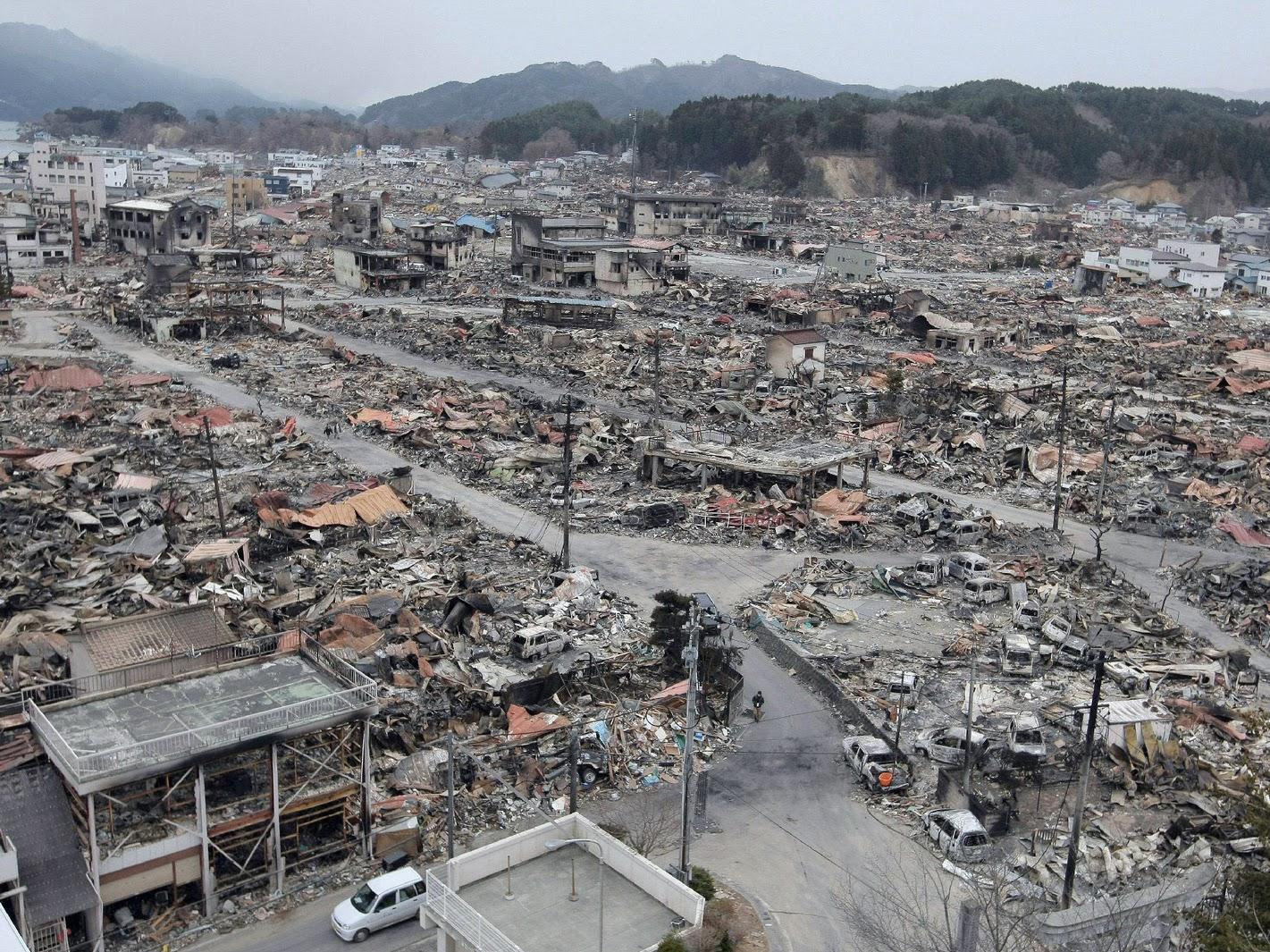 Alguns exemplos de CATÁSTROFES Okinawa, JAPÃO (2011) O Governo japonês calcula que o sismo e sequente tsunami poderão