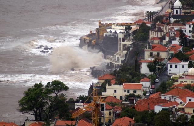 PRINCIPAIS RISCOS NATURAIS NA MADEIRA inundações costeiras Tsunamis Inundações (originados por Costeiras deslizamentos) INUNDAÇÕES COSTEIRAS: Elevação do nível do