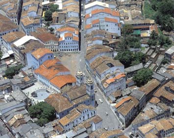 As praças - São elementos morfológicos das cidades ocidentais e distingue-se de outros espaços, que são resultado acidental de alargamento ou confluência de traçados pela organização espacial e