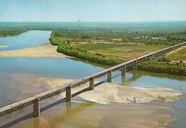 O meio ambiente - conhecer Portugal Região do oeste litoral que confina com o mar.