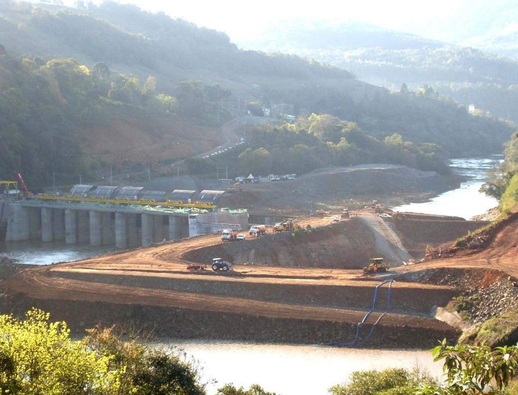 Pequenas centrais hidrelétricas Estruturas para construção do vertedor Estruturas para construção da barragem