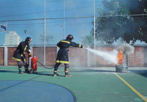 MÉTODOS DE EXTINÇÃO DE INCÊNDIO QUEBRA DA REAÇÃO EM CADEIA Certos agentes extintores, quando lançados sobre o fogo, sofrem ação do calor, reagindo sobre a