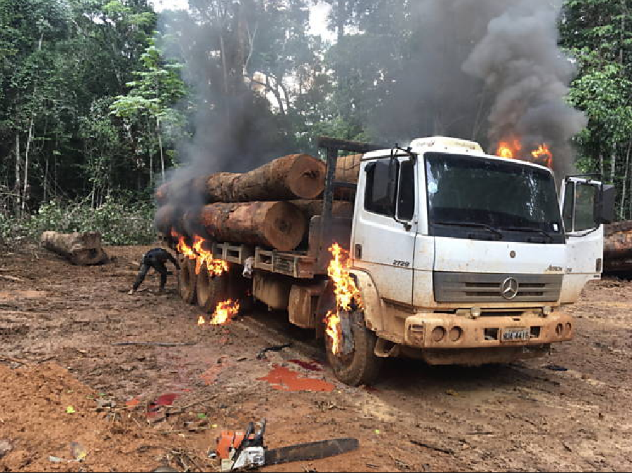 Agente do Ibama destrói caminhão-toreiro dentro da Terra Indígena Parque do Aripuanã, em Mato Grosso (FotoFabiano Maisonnave/Folha Press) Informação publicada é informação pública.