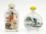 161 :: Netsuke escultura em osso. Alt. 5 cm Base de licitação: 60 162 :: Snuff bottle em vidro de Pequim decorada com paisagens. Alt. 10,5 cm 163 :: 2 snuff bottles em vidro de Pequim decoradas com paisagens.