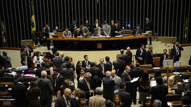 Correio do Brasil, 15 de dezembro de 2016 Agenda do golpe se consolida e a PEC da Previdência segue adiante A sessão foi marcada por longos e acalorados debates, com parlamentares da oposição