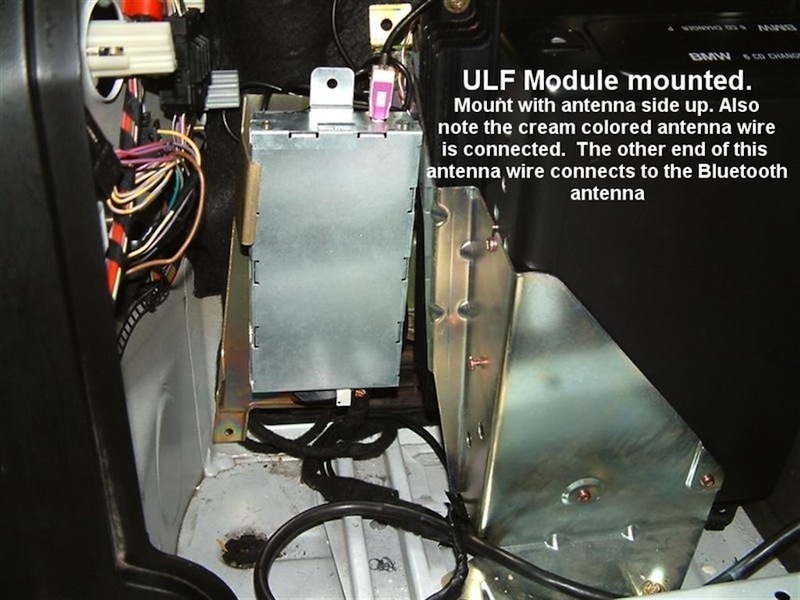 Passo 6 Uma vez que o suporte é removido, você precisará remover o telefone TCU (Unidade de Controle Telefone). A TCU é o módulo de controlo de preto, rectangular na parte de trás do compartimento.