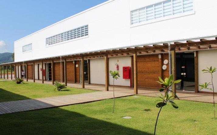 Soluções em PU: Comercial Coberturas e fachadas Alta produtividade - até 300m²/dia Elimina etapas: alvenaria, chapisco, emboço, pintura Menos área de canteiro