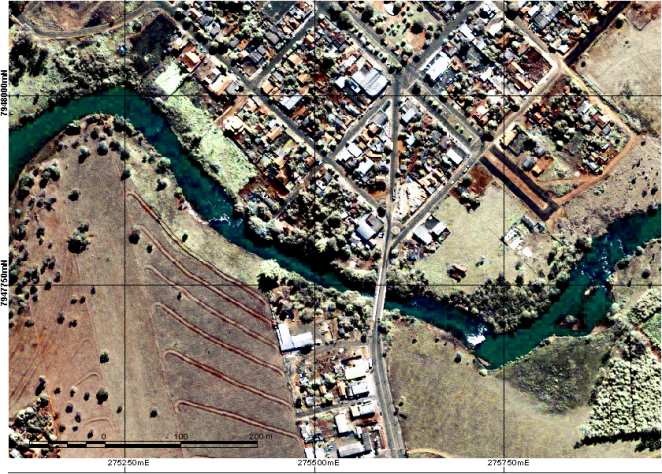 34 ALOS, AVNIR2, RGB 432, pixel de 10m. Esta resolução espacial permite individualizar as margens do rio, relativamente à trama urbana e a ponte sobre o rio.