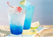 Cocktail: Blue Lagoon Ingredientes: 4 cl de vodka Stolichnaya 1 cl de Bols Blue Gelo e limonada gaseificada q.b.