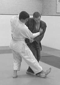B - O Uke defende avançando a perna direita: Hipótese 1: Ko-uchi-gari ou Ko-uchi-makikomi Se o Uke avança a perna direita para defender, reagindo simultaneamente para trás, tentando contrariar o