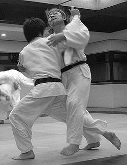 C - O Uke defende avançando a perna esquerda: Hipótese 1: O-uchi-gari Se o Uke avança a perna esquerda para defender, reagindo simultaneamente para trás, tentando contrariar o movimento de rotação do