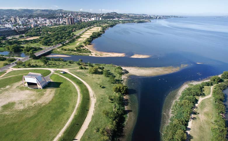 Bacia hidrográfica do município O estado do Rio Grande do Sul está dividido em duas grandes regiões hidrográficas: a Região Hidrográfica do Uruguai e a Região Hidrográfica do Atlântico Sul (ANA,