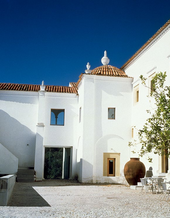 IN Entre sobreiros e azinheiras de um lado, e a Vila Branca (conhecida pelos tapetes de ) do outro, encontra-se a Pousada de antigo Convento de Nossa Senhora de Assunção (séc.