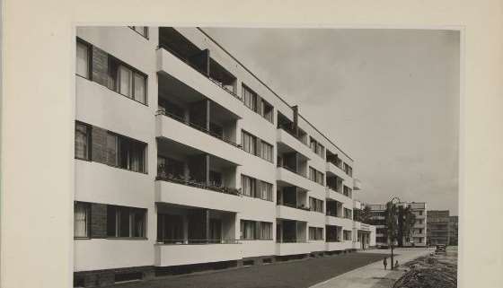 Em 1928, o arquiteto deixou a diretoria da Bauhaus, em favor de Hannes Meyer, e mudou-se para Berlim, onde tornou- se arquiteto