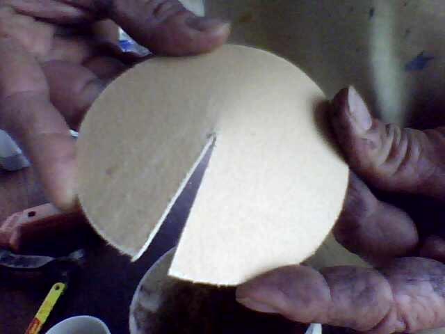 Em um pedaço de papelão faça um circulo com 1,5 cm maior que o diâmetro do cano