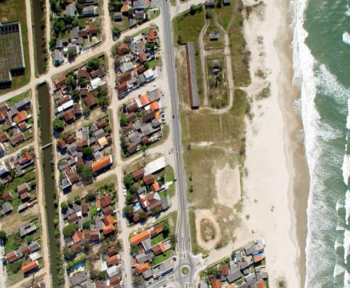 A figura 10 destaca a Área B e apresenta um recorte da linha de costa da praia de Matinhos, onde foi identificada a maior retrogradação da linha de costa alcançando um valor de 35,88 m.