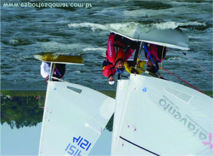 TÉCNICAS DE REGATA POSICIONAMENTO DA TRIPULAÇÃO Sempre que possível a tripulação deverá estar sempre junta, bem próximo um do outro, concentrando peso para evitar o efeito gangorra.