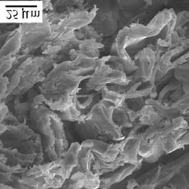 (a) Figura 6 - Amostra usinada com V f = 30 m/min, n = 43 rpm, a e = 3 mm e corte discordante, mostrando o destacamento de blocos de fibras (a), e ampliada por MEV (microscópio eletrônico de