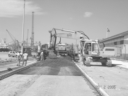 4.2 Execução de pavimentos de concreto Na área primária, para a execução das placas de concreto as pavimentadoras de formas deslizantes trabalharam com larguras de 5,0m, em faixas alternadas,