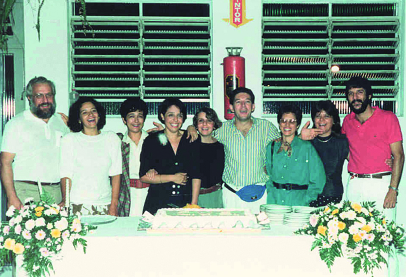 1986: Comemoração de 1 ano do CVE, Alexandre Vranjac (primeiro a esquerda) com a equipe O CENTRO DE VIGILÂNCIA EPIDEMIOLÓGICA E OS VINTE ANOS DO SUS O Centro de Vigilância Epidemiológica Prof.
