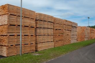 Secagem de madeira ao ar livre Requisitada no mercado nacional e para exportação.