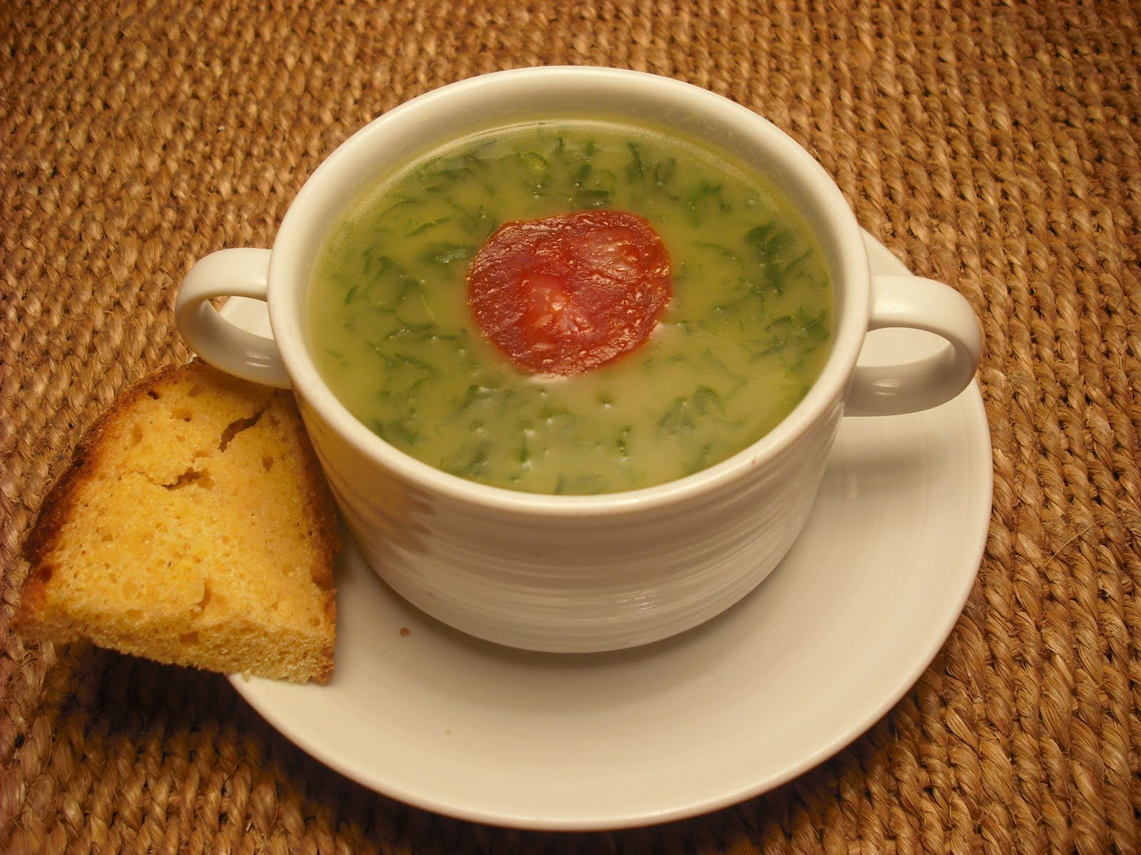 5 Caldo Verde Couve galega para caldo verde (500 gr) Água (2 lt) Batatas (450 gr) Sal Grosso (1 c. sopa) Azeite (2 dl) Chouriço Português (1) - opcional Coloque ao lume numa panela, a água e o sal.