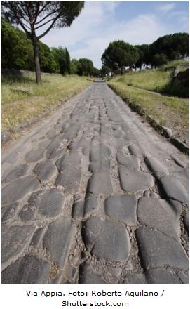 BREVE HISTÓRICO MUNDIAL O Império Romano é responsável pela criação de uma extensa rede de caminhos pavimentados, ligando muitas regiões do continente europeu.