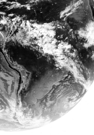 circulação de brisa e linhas de instabilidade. O segundo evento foi provocado por um sistema frontal que avançou sobre o continente intensificando a convecção. 5.
